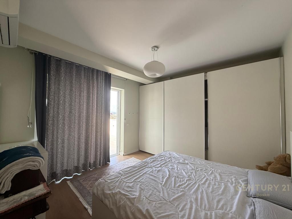 JEPET ME QIRA SUPER APARTAMENT 3+1 ME VERANDE PRANE SHKOLLES E KUQE