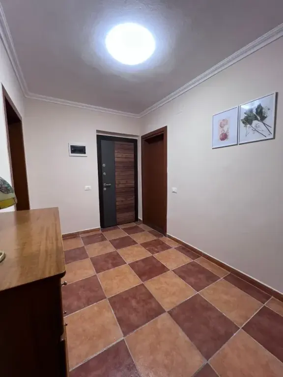 🏠 Jepet me Qira Apartament 2+1 + Aneks +Ballkon Pas Ambasadës Amerikane ne Rrugen e Elbasanit, 650 mije leke