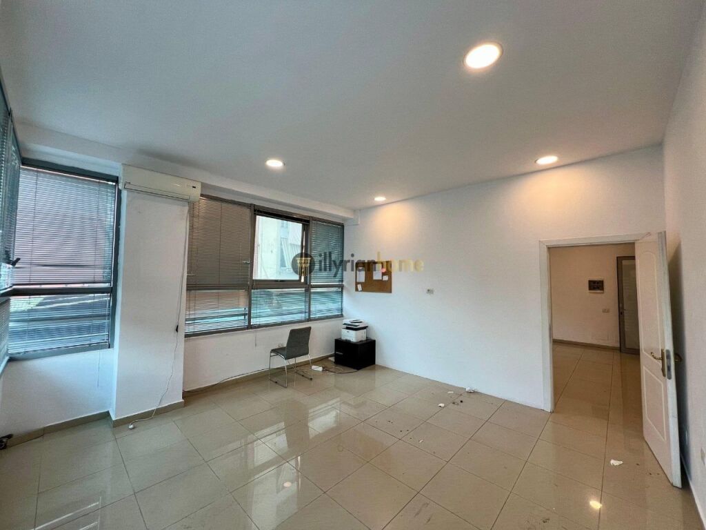 LOCALE COMMERCIALE 69 m² IN AFFITTO – PAZARI I RI