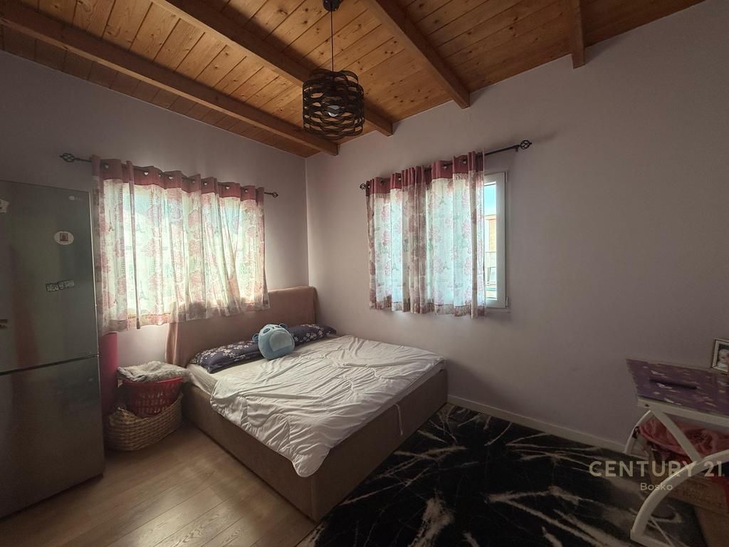 JEPET ME QIRA SUPER APARTAMENT 3+1 ME VERANDE PRANE SHKOLLES E KUQE