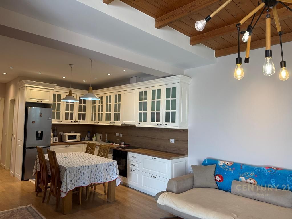 JEPET ME QIRA SUPER APARTAMENT 3+1 ME VERANDE PRANE SHKOLLES E KUQE
