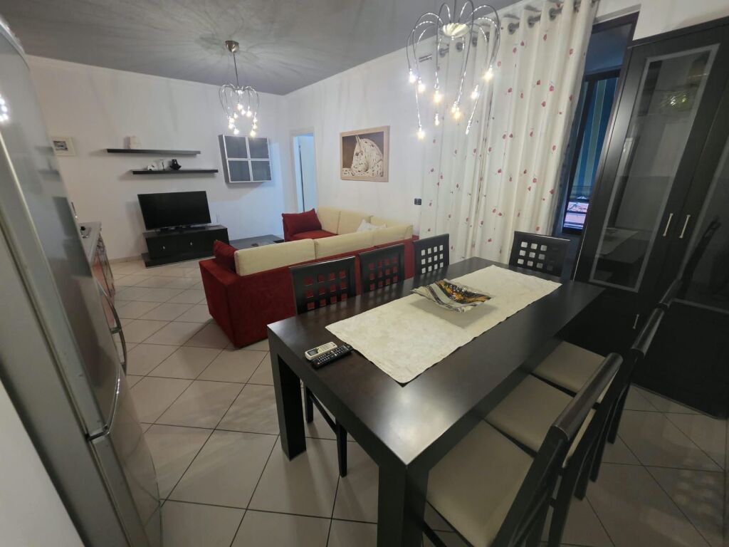 🏡 Appartamento 2+1 in affitto  📍Prestiggi, Via Jordan Misja   🏢 8° piano  🛗 2 ascensori   💰 Prezzo: 65.000 Lek  🛜 Internet incluso