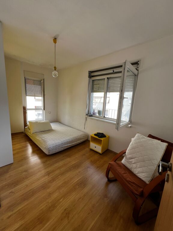 Tek 21. Kërkoj një person për të ndarë qiranë në një apartament 2+1, në rezidencën Magnet