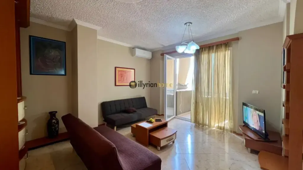 Jepet me qira apartament 2+1 i mobiluar, me 2 ballkone, në Rrugën e Kosovarëve.