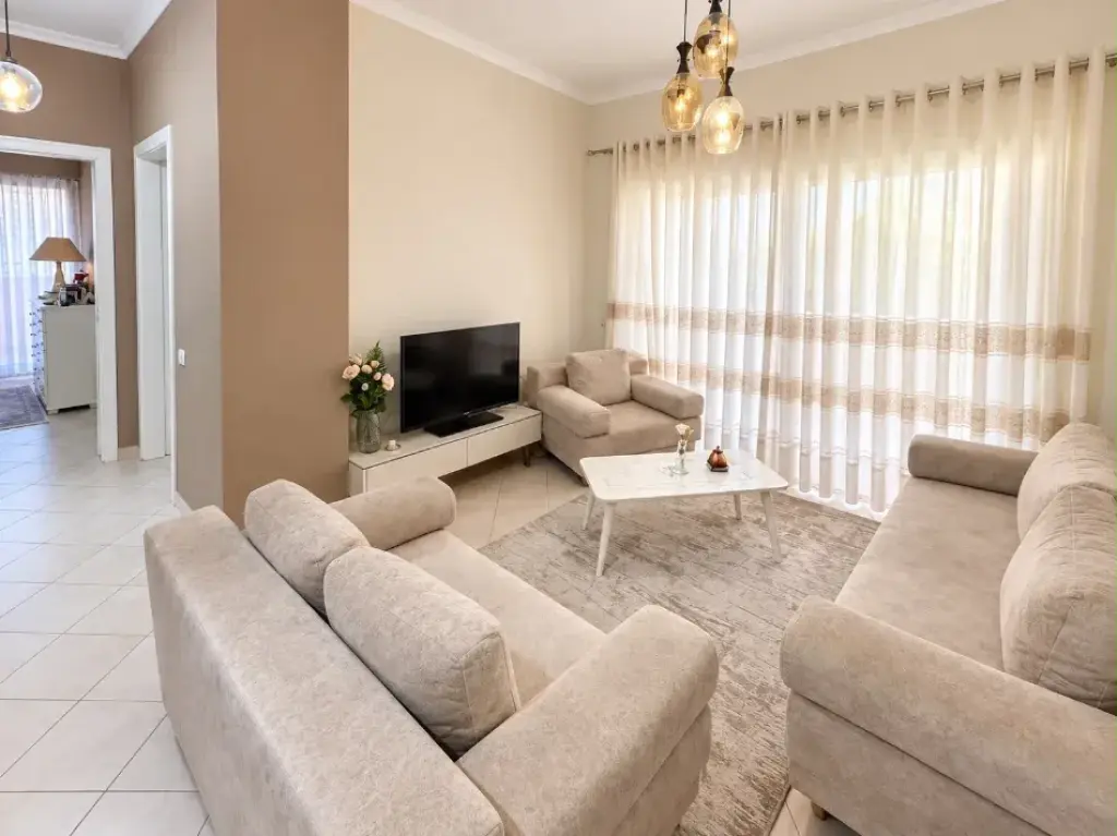 Jepet me qira 2+1+2 Komuna e Parisit 750€
