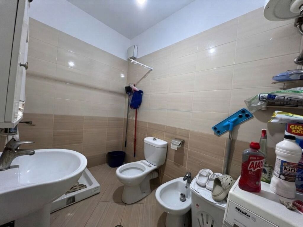 Shitet, Apartament 1+1 , Unaza e Re, Tirane .