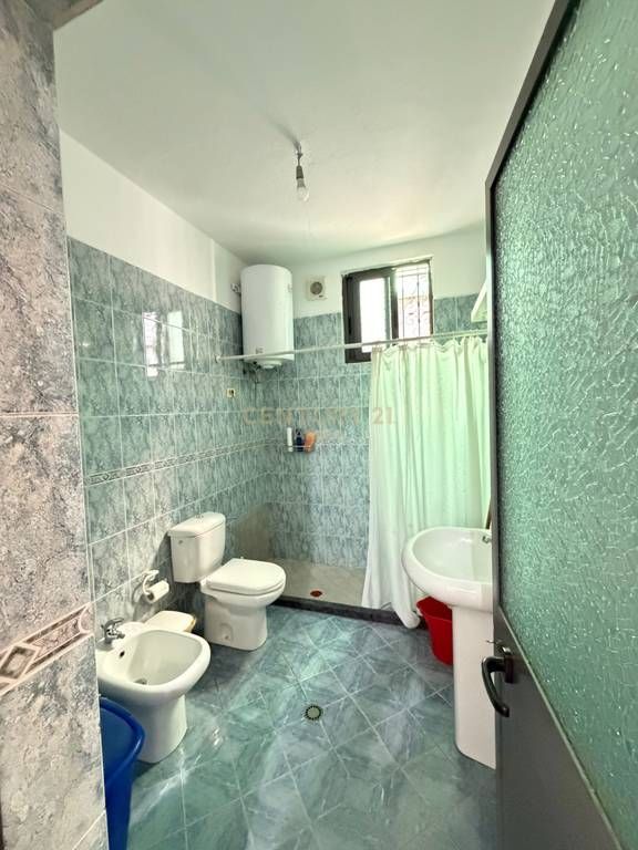 APARTAMENT 3+1 ME QIRA TEK SHKOLLA E BASHKUAR – I BOLLSHEM, KOMOD DHE IDEAL PËR FAMILJE!!