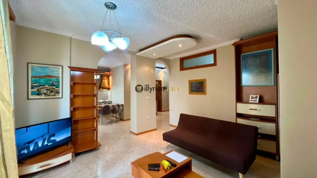 Jepet me qira apartament 2+1 i mobiluar, me 2 ballkone, në Rrugën e Kosovarëve.