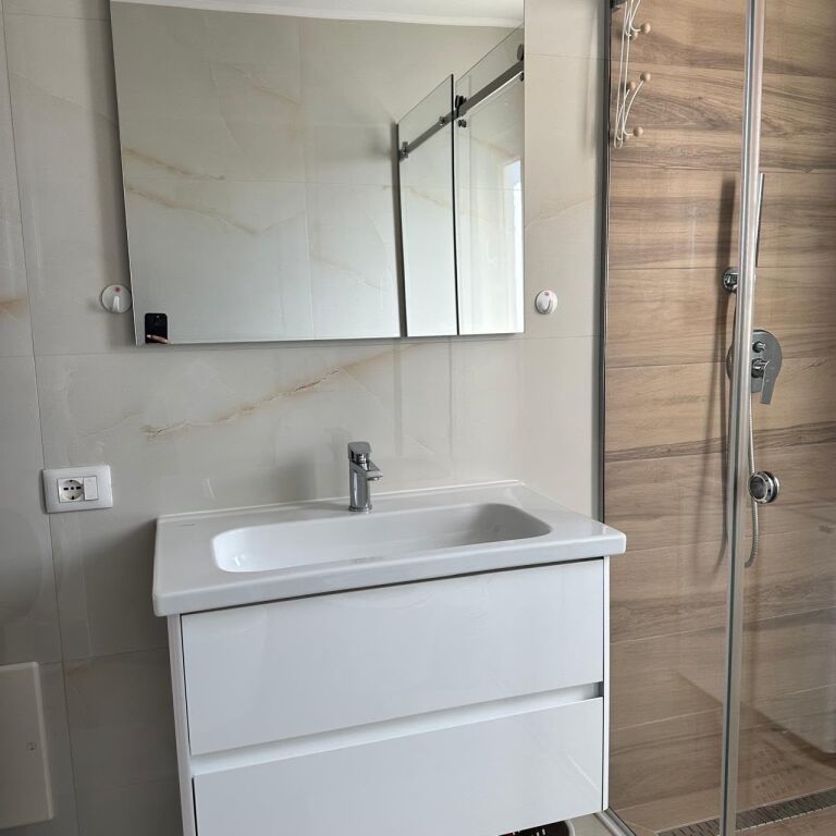 Jepet me qera Apartament 2+1 tek Brryli pas Ambulances Iraniane