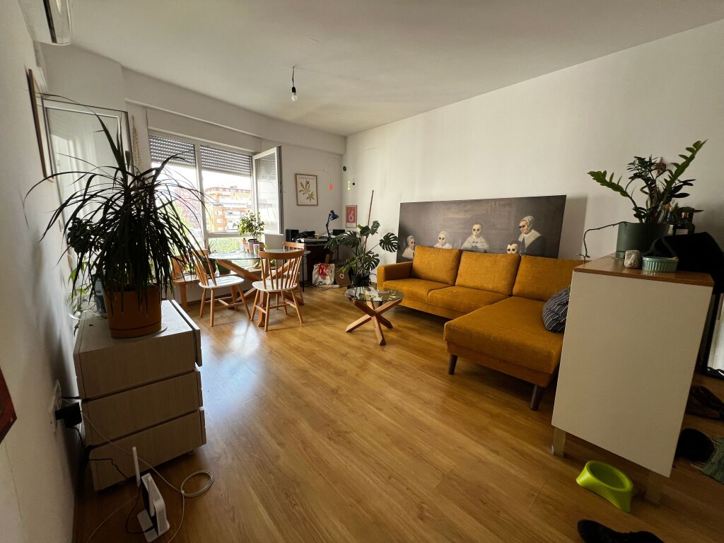Tek 21. Kërkoj një person për të ndarë qiranë në një apartament 2+1, në rezidencën Magnet