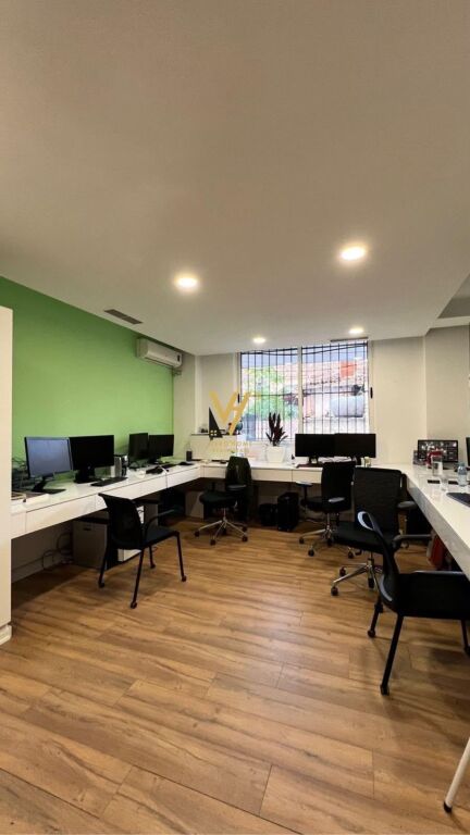 VENDESI COMMERCIALE IN VENDITA 97 M2 IN VIA KAVAJES 330.000 EURO