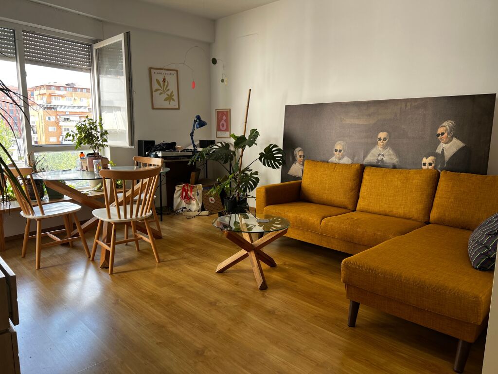 Tek 21. Kërkoj një person për të ndarë qiranë në një apartament 2+1, në rezidencën Magnet