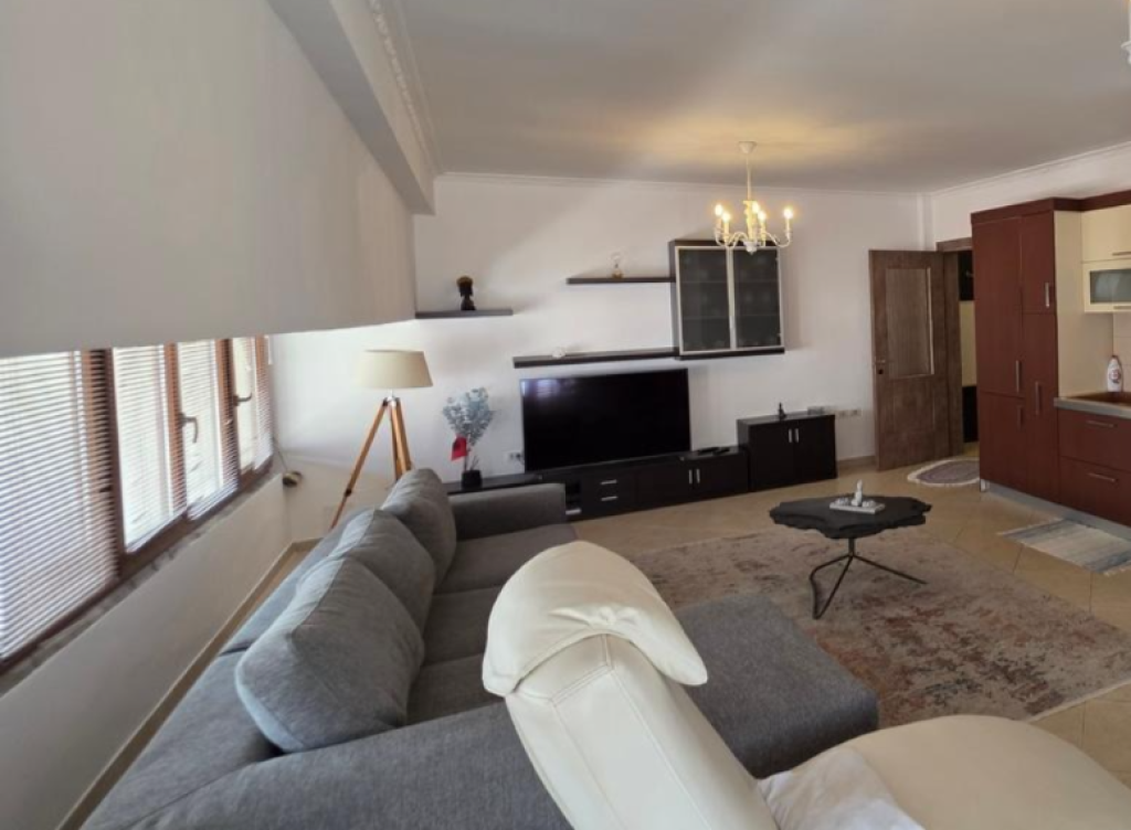Appartamento 2+1+2+Veranda in affitto in via Myslym Shyri   