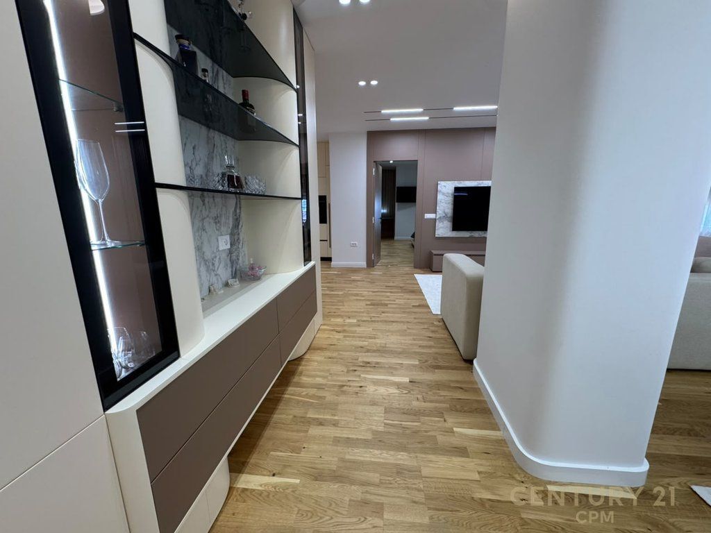 Apartament 2+1 + post parkimi ne shitje, ish profarma, Bulevardi Bajram Curri!