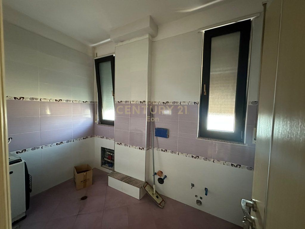 SHESIM APARTAMENT 2+1+2 DHE KUZHINE TE VECUAR NE QENDER TE DURRESIT, PRANE STACIONIT TE TRENIT !