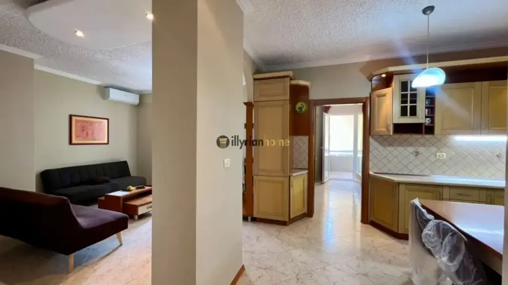 Jepet me qira apartament 2+1 i mobiluar, me 2 ballkone, në Rrugën e Kosovarëve.