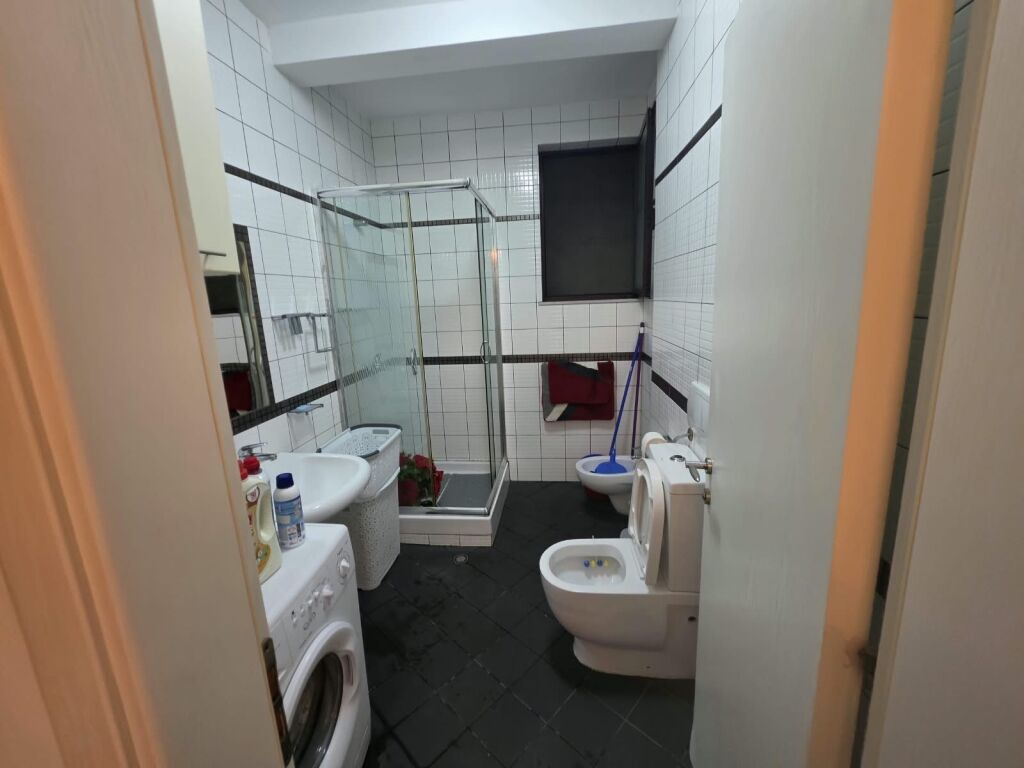 🏡 Appartamento 2+1 in affitto  📍Prestiggi, Via Jordan Misja   🏢 8° piano  🛗 2 ascensori   💰 Prezzo: 65.000 Lek  🛜 Internet incluso