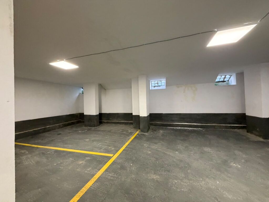 Shiten 9 poste parkimi + ambjent biznesi te Kazazi ne DURRES
