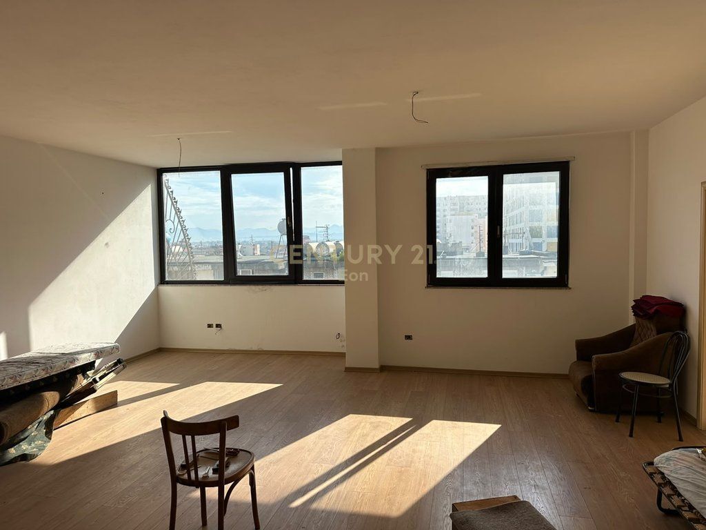 SHESIM APARTAMENT 2+1+2 DHE KUZHINE TE VECUAR NE QENDER TE DURRESIT, PRANE STACIONIT TE TRENIT !