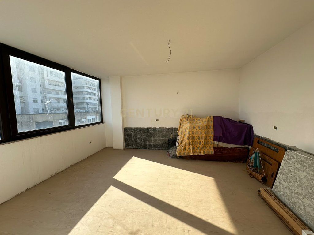 SHESIM APARTAMENT 2+1+2 DHE KUZHINE TE VECUAR NE QENDER TE DURRESIT, PRANE STACIONIT TE TRENIT !