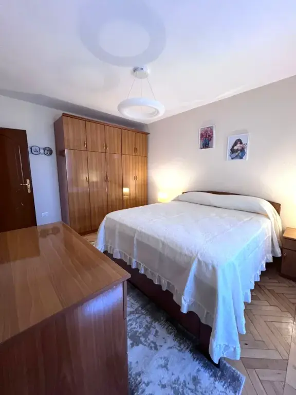 🏠 Jepet me Qira Apartament 2+1 + Aneks +Ballkon Pas Ambasadës Amerikane ne Rrugen e Elbasanit, 650 mije leke