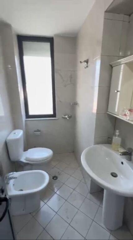 Qera | Ambjent Biznesi | Rruga Arkitekt Kasemi | 600 €/muaj