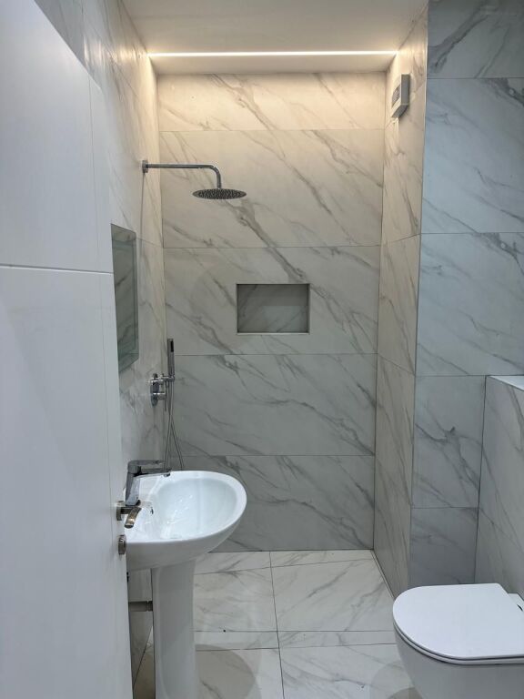 Tek Rruga Jordan Misja Jepet Me Qera Apartament 2+1 Me Mobilim Modern