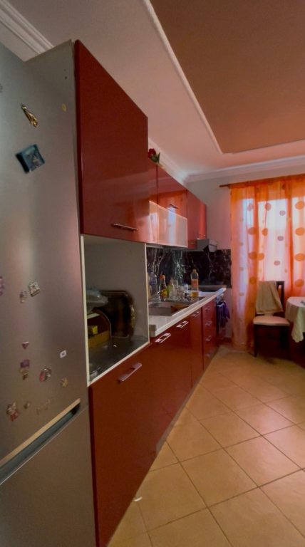 Shitet apartament 1+1 te Rruga e Thesarit, Fresk