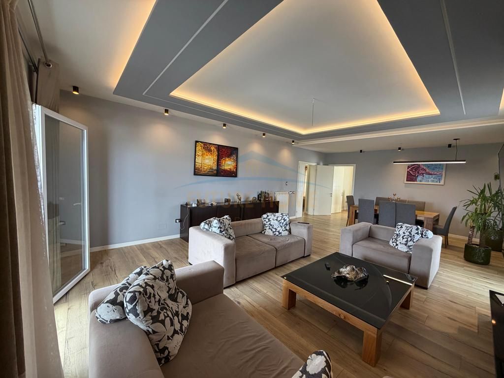 Shitet , Penthouse , Liqeni i thate , Tirane