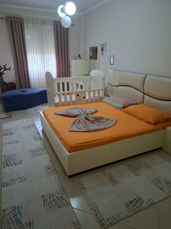 Shitet apartament 2+1 (111.9 m2). Astir-pranë Vila-L, mbrapa Nela 5. Me Hipotekë. Totalisht i mobiluar.