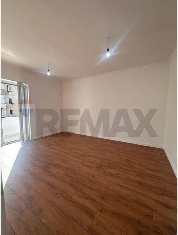 Shitet Apartament 1+1 te Shkolla e Kuqe