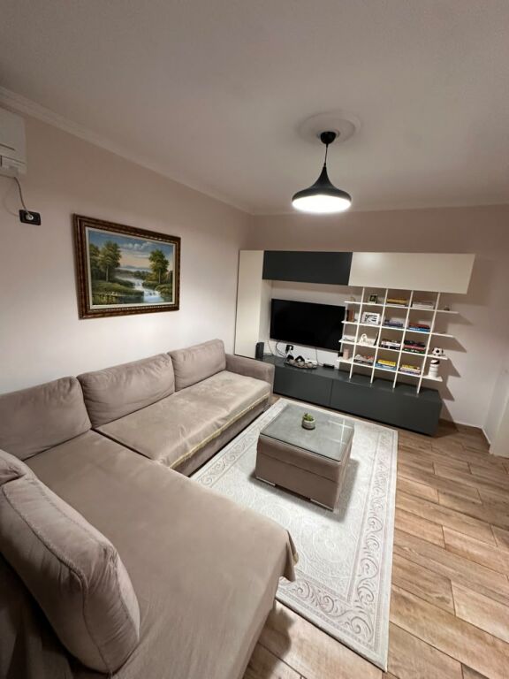 Affittasi appartamento 1+1+Deposito (adattato come stanza) vicino a Xhamia Xhura, Porcelan, Kinostudio, Xhamlliku, Oxhaku.
