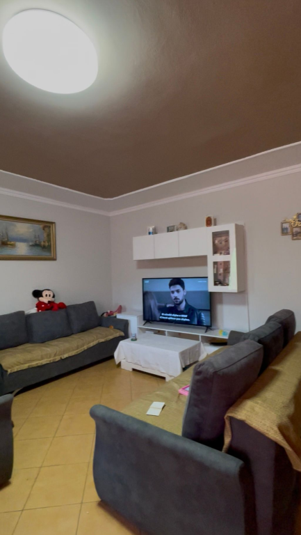 Shitet apartament 1+1 te Rruga e Thesarit, Fresk