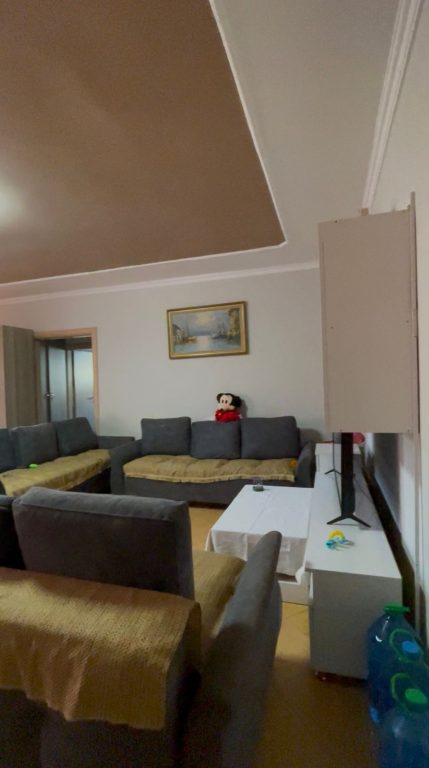 Shitet apartament 1+1 te Rruga e Thesarit, Fresk
