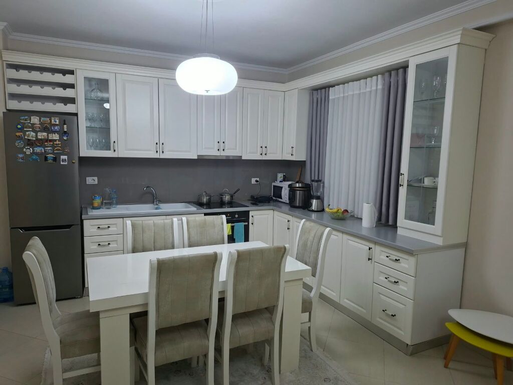 Shitet apartament 2+1 (111.9 m2). Astir-pranë Vila-L, mbrapa Nela 5. Me Hipotekë. Totalisht i mobiluar.