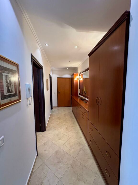 📣 AFFITTO Appartamento 2+1 Con Cucina Separata E 2 Posti Auto 📍 Kodra e Diellit, Vicino al Giardino Botanico ✨