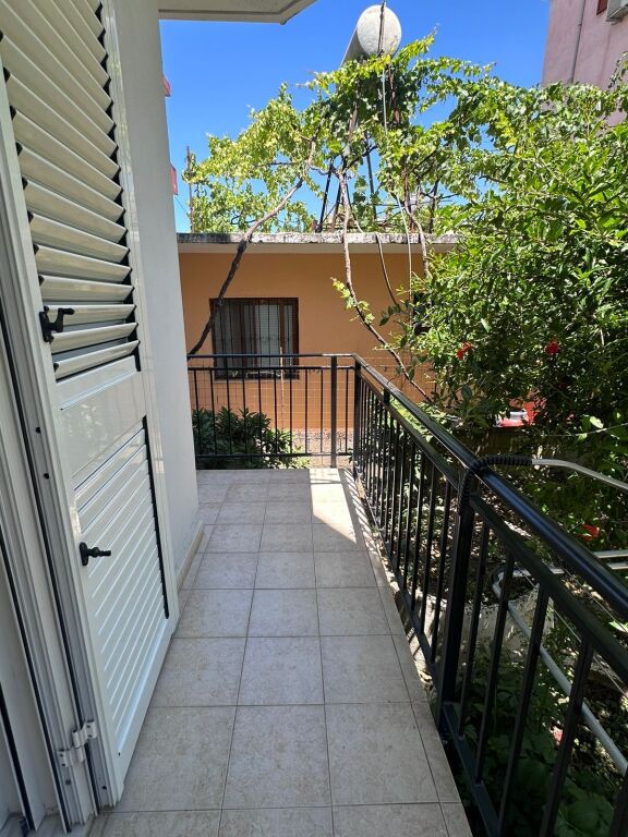 Astir ( prane Bar Famed) apartament me qira 1+1 40,000 leke