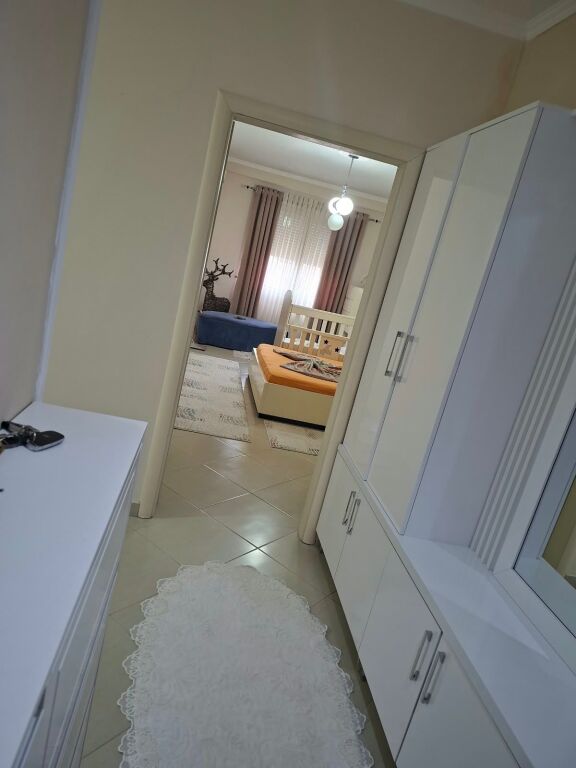 Shitet apartament 2+1 (111.9 m2). Astir-pranë Vila-L, mbrapa Nela 5. Me Hipotekë. Totalisht i mobiluar.