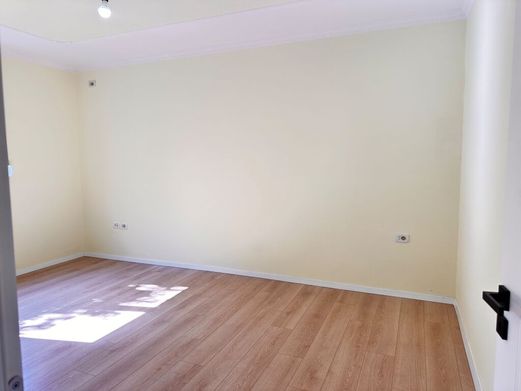 Shitet Apartament 1+1