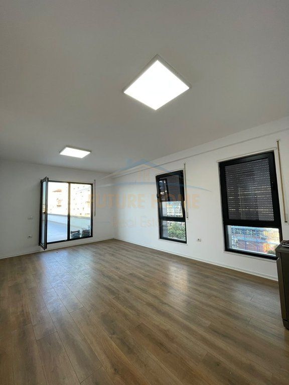 Shitet Apartament 2+1+2+Verandë, Rezidenca Green Harmony, Porcelan.
