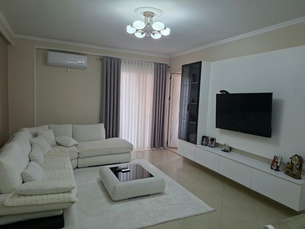 Shitet apartament 2+1 (111.9 m2). Astir-pranë Vila-L, mbrapa Nela 5. Me Hipotekë. Totalisht i mobiluar.