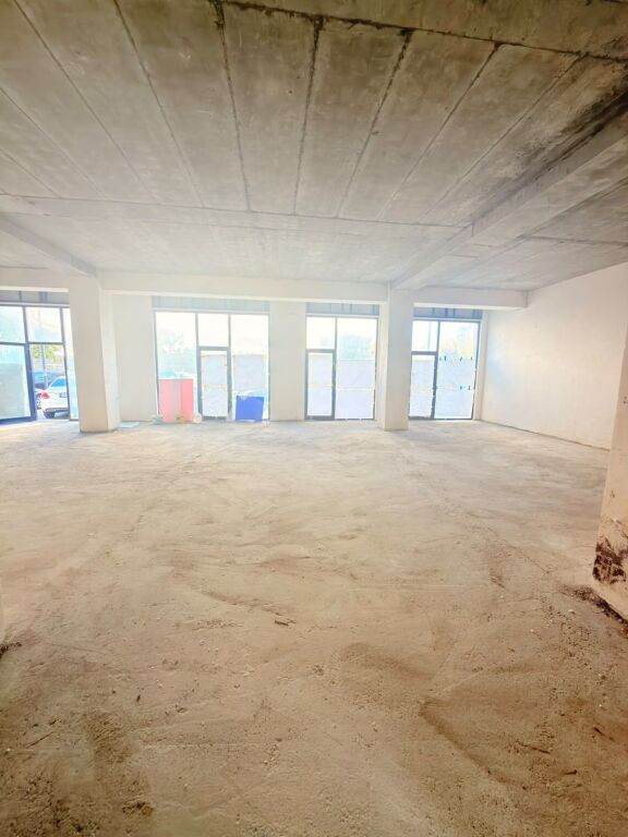 JEPET ME QERA AMBIENT BIZNESI NE RRUGEN E PORTIT, DURRES