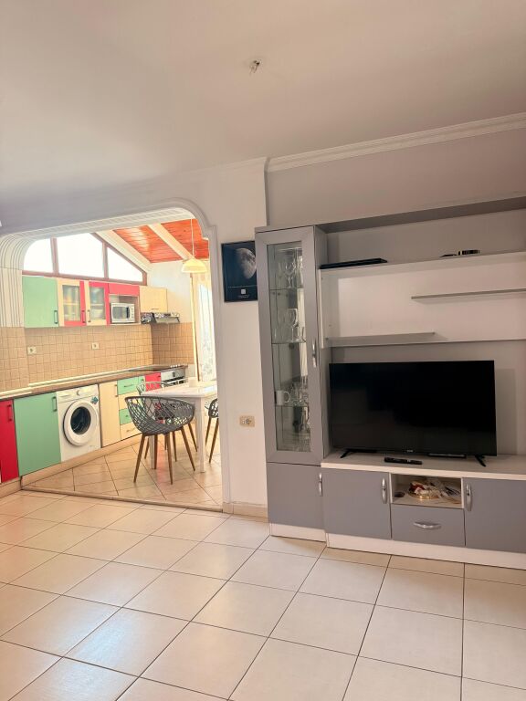 🏢Rruga Fortuzi,prane Hotel Comfort ,jepet me qera apartament 1+1 i mobiluar 50,000Leke