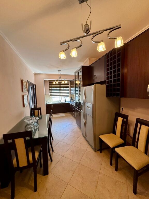 📣 AFFITTO Appartamento 2+1 Con Cucina Separata E 2 Posti Auto 📍 Kodra e Diellit, Vicino al Giardino Botanico ✨