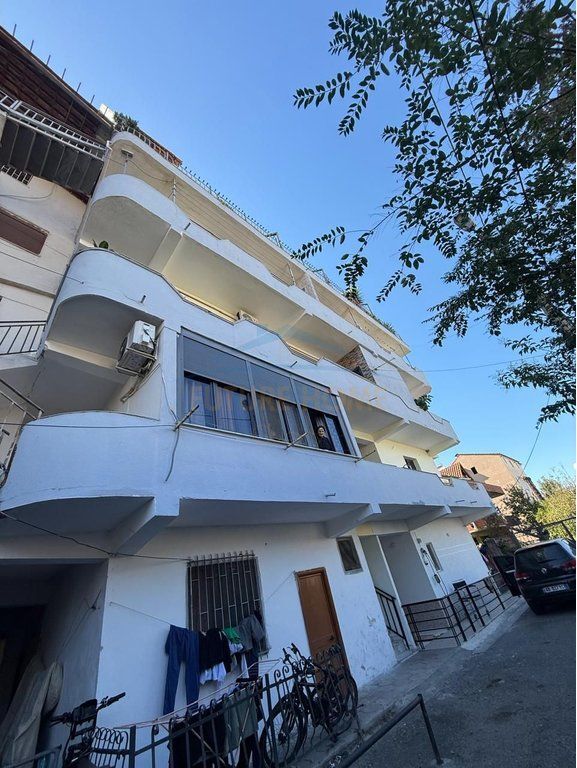 Disponiamo di un appartamento 1+1 in vendita, Via Jordan Misja, Tirana