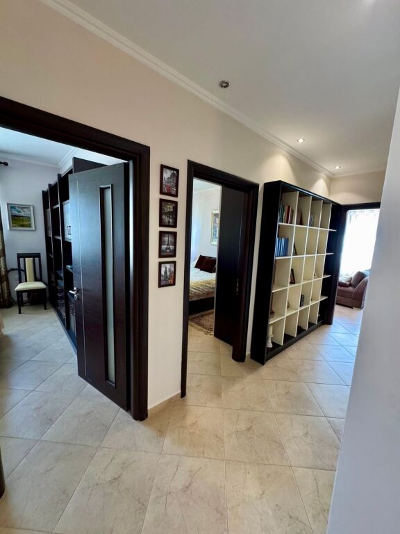 📣 AFFITTO Appartamento 2+1 Con Cucina Separata E 2 Posti Auto 📍 Kodra e Diellit, Vicino al Giardino Botanico ✨