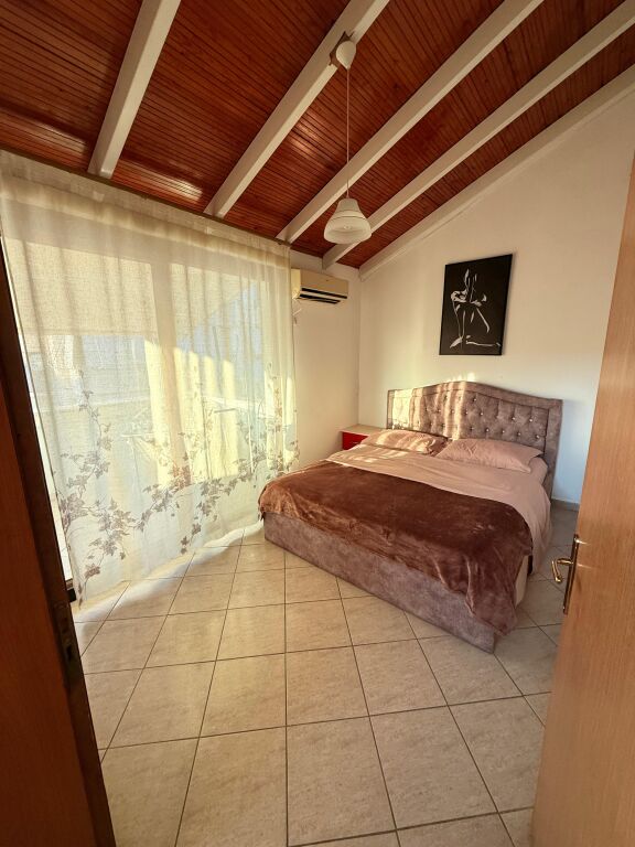 🏢Rruga Fortuzi,prane Hotel Comfort ,jepet me qera apartament 1+1 i mobiluar 50,000Leke