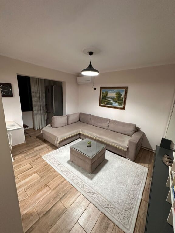 Affittasi appartamento 1+1+Deposito (adattato come stanza) vicino a Xhamia Xhura, Porcelan, Kinostudio, Xhamlliku, Oxhaku.