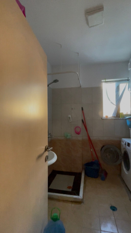 Shitet apartament 1+1 te Rruga e Thesarit, Fresk