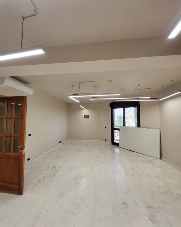 🏢 JEPET ZYRË ME QIRA – QENDËR, TIRANË✨98 m²